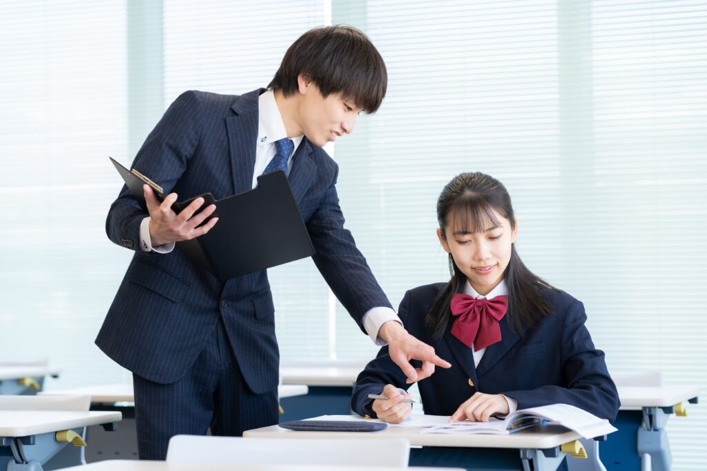 勉強をする女生徒と塾講師