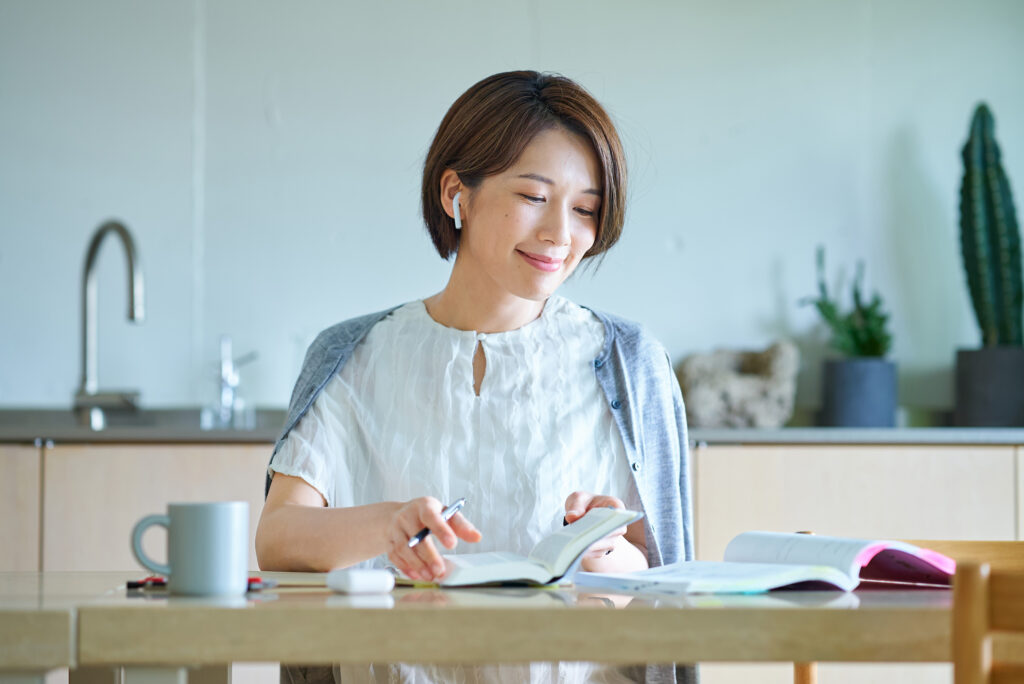 オンラインレッスンを受ける女性

