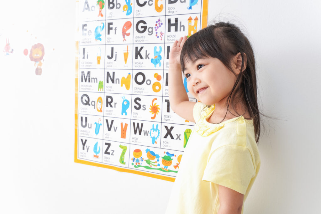 英語ボードを指さす子供

