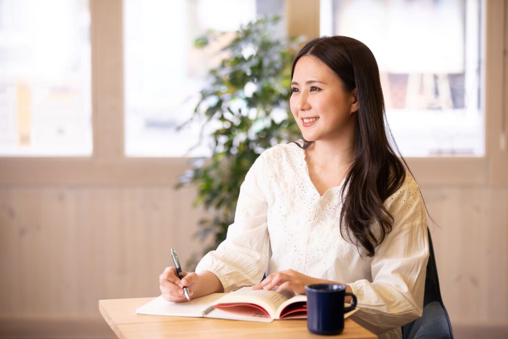 英語学習中の女性
